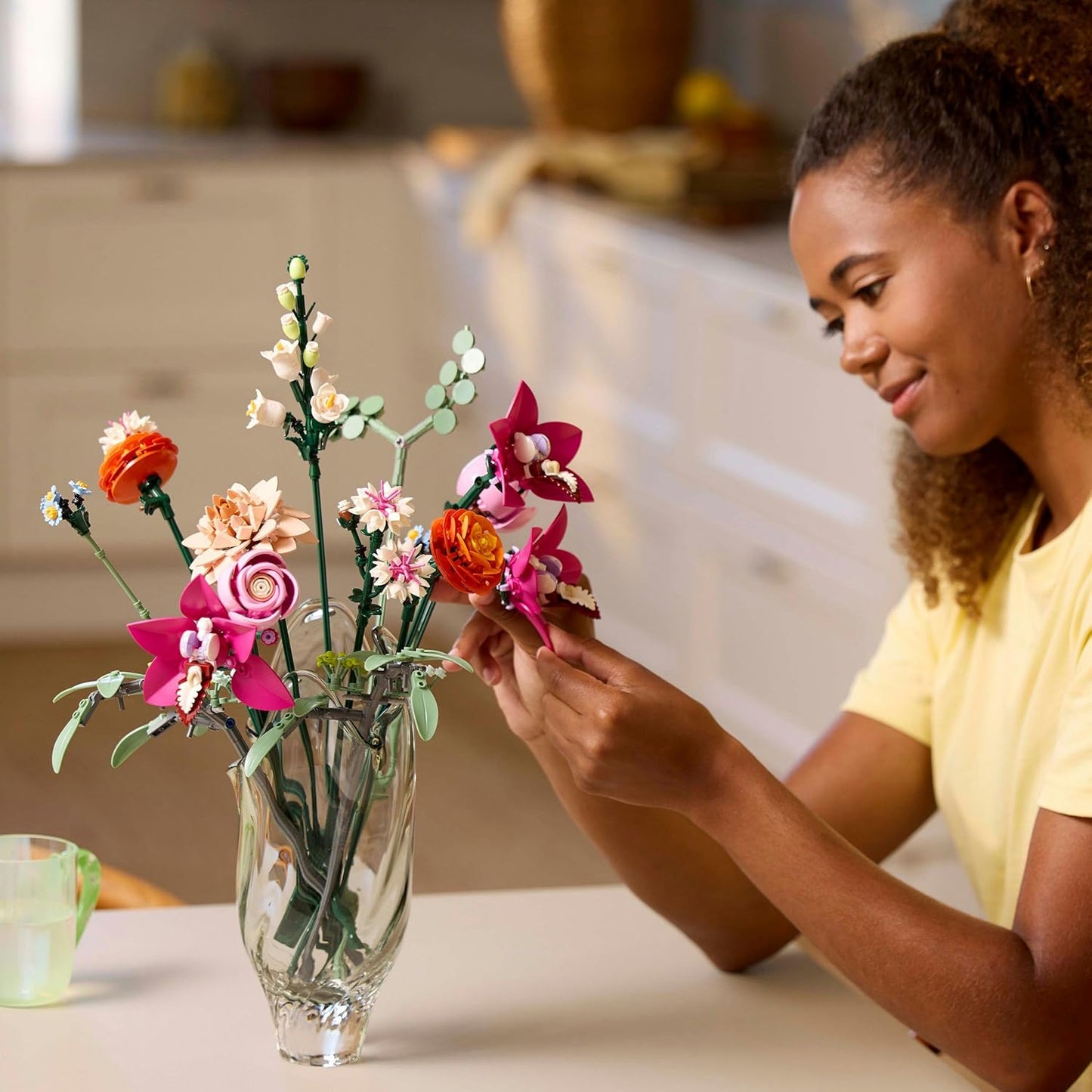 LEGO Botanical Ramo de Flores Fantasía en Rosa Maqueta para Adultos, Regalo para el Día de la Madre, Decoración Floral para el Hogar y Oficina con Margaritas, Eucalipto Artificial y Rosas 10342